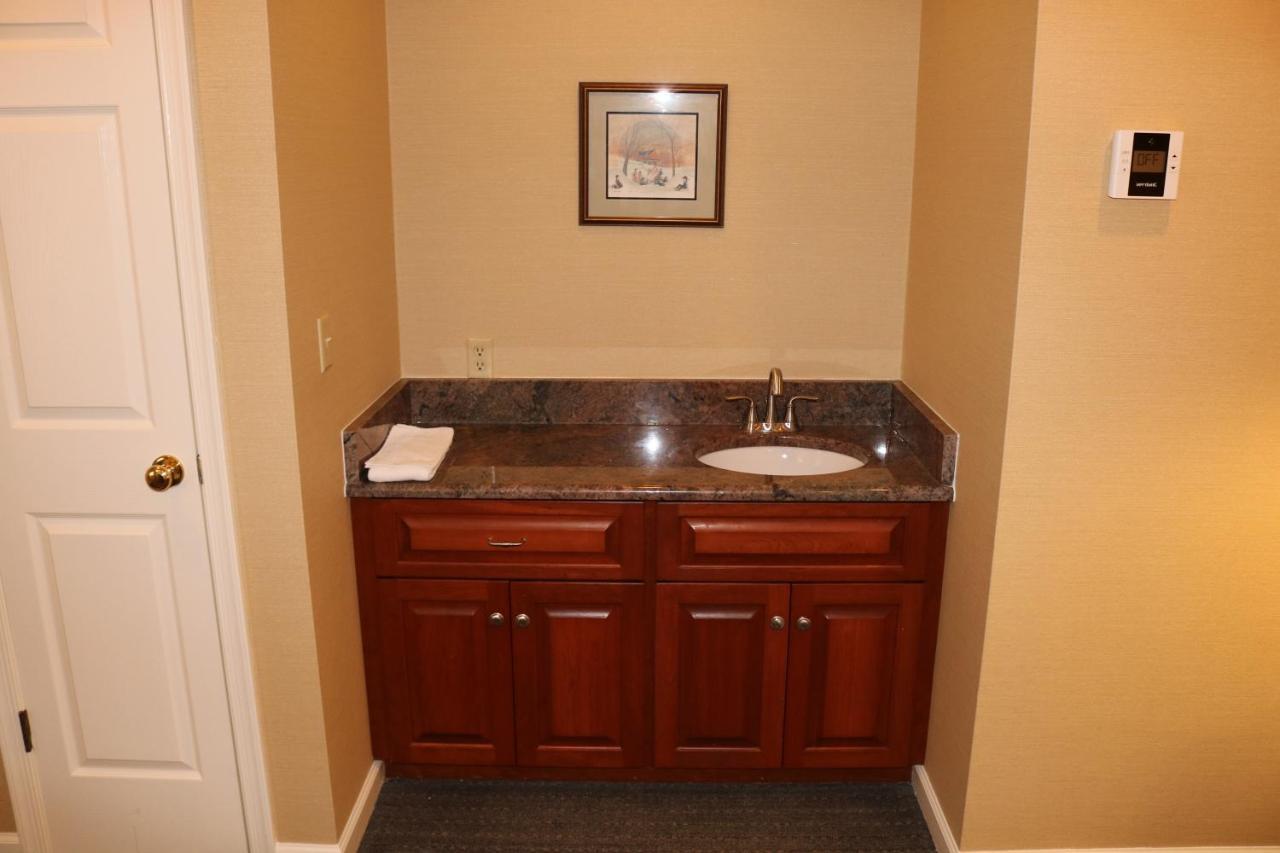 The Village Motel 4*