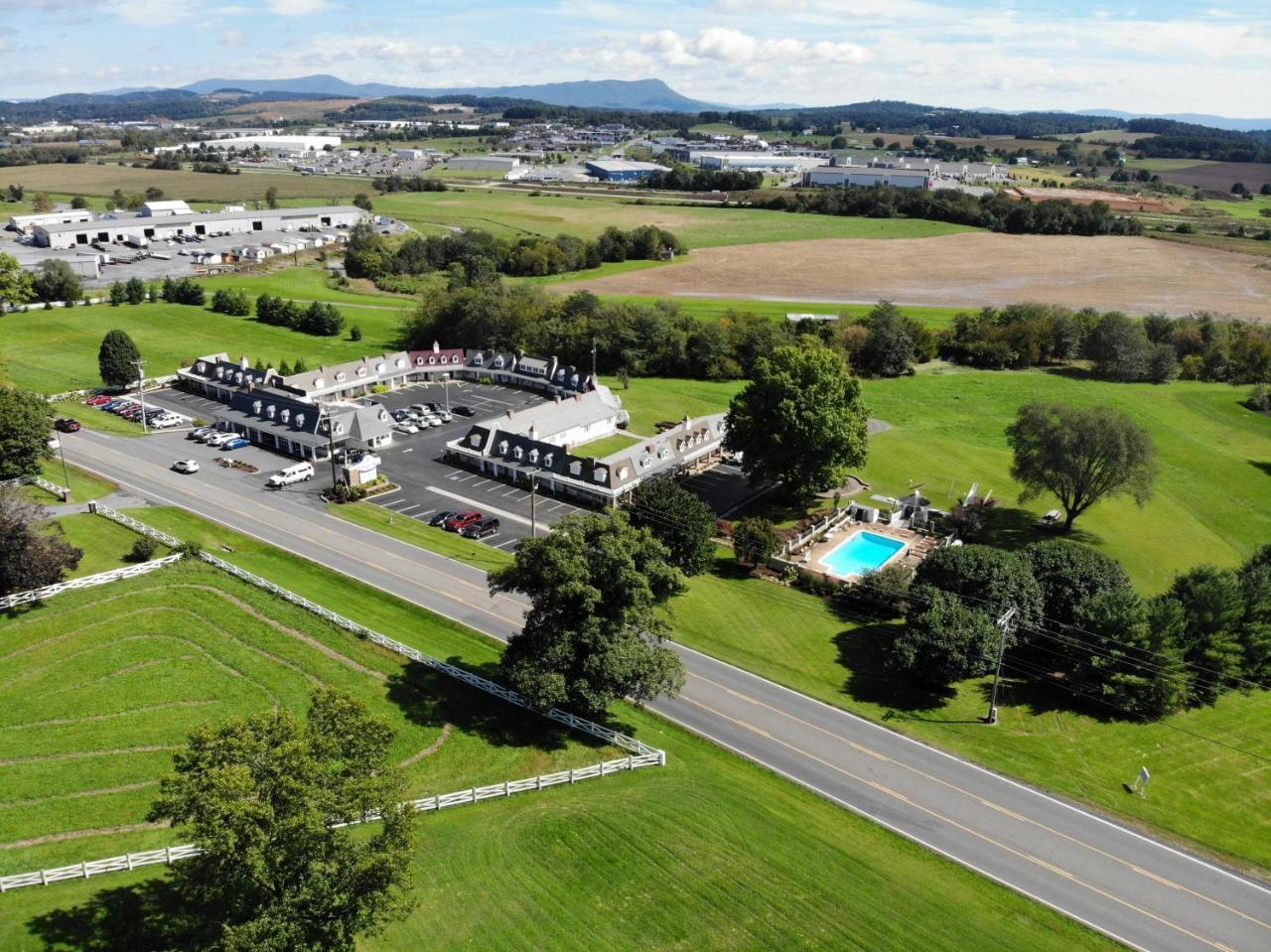 The Village Motel 4*